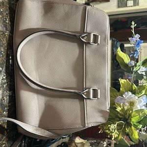 brand new purse dont know the brand but in perfect condition